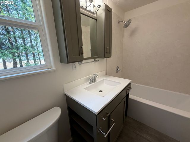 28016 GREEN OAKS Dr, Eugene, OR 97402