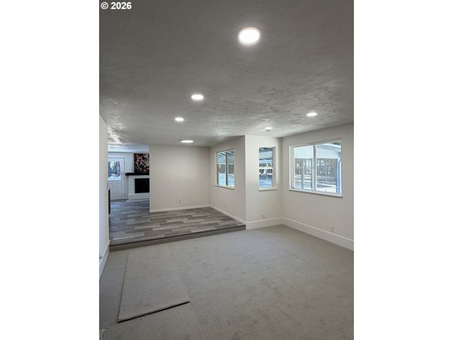 28016 GREEN OAKS Dr, Eugene, OR 97402