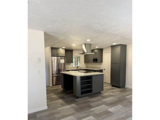 28016 GREEN OAKS Dr, Eugene, OR 97402