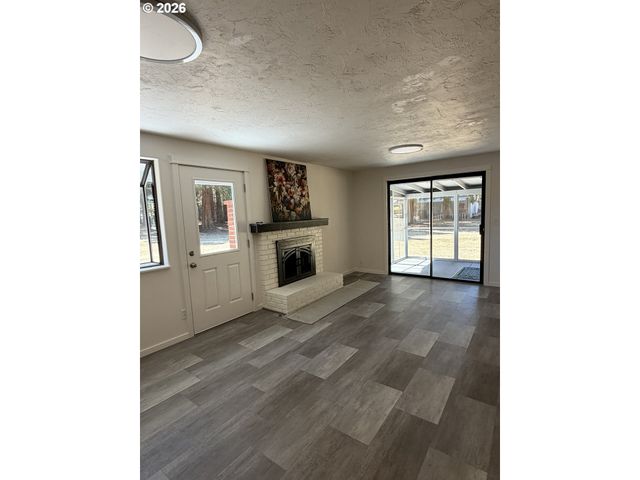 28016 GREEN OAKS Dr, Eugene, OR 97402