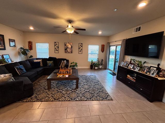 1614 N Barcus Avenue, Fresno, CA 93722