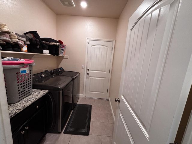 1614 N Barcus Avenue, Fresno, CA 93722