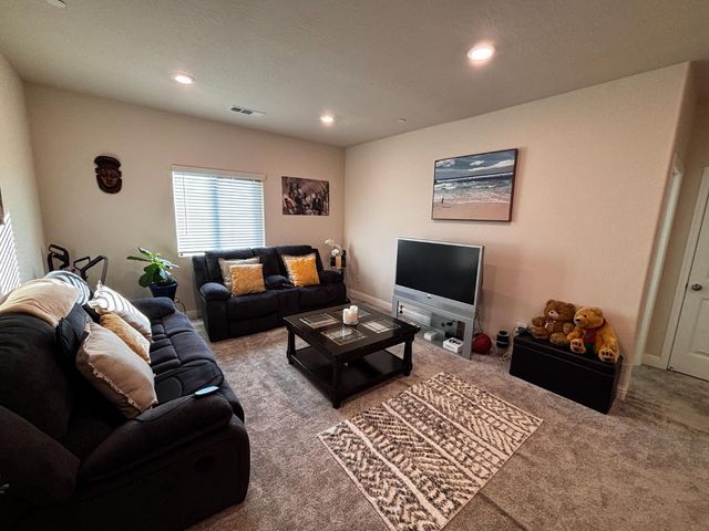 1614 N Barcus Avenue, Fresno, CA 93722