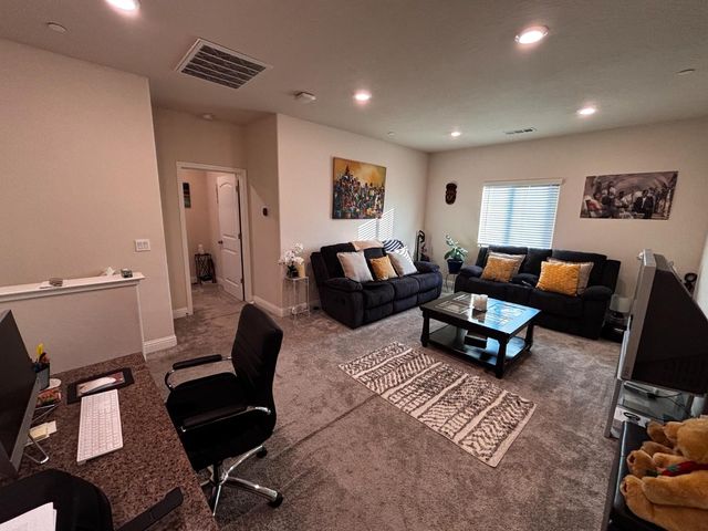 1614 N Barcus Avenue, Fresno, CA 93722