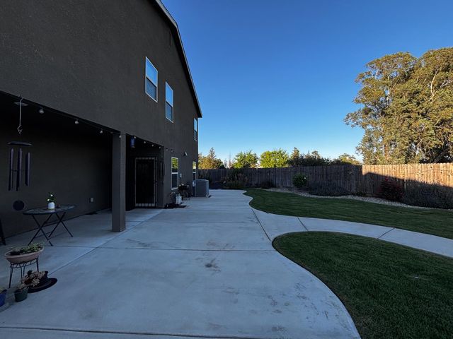 1614 N Barcus Avenue, Fresno, CA 93722