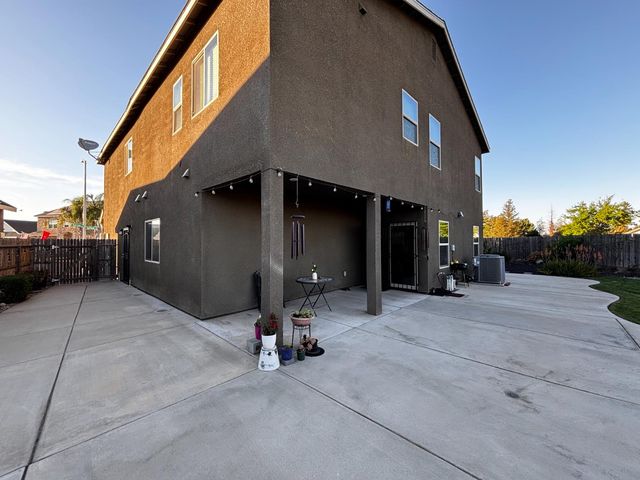 1614 N Barcus Avenue, Fresno, CA 93722