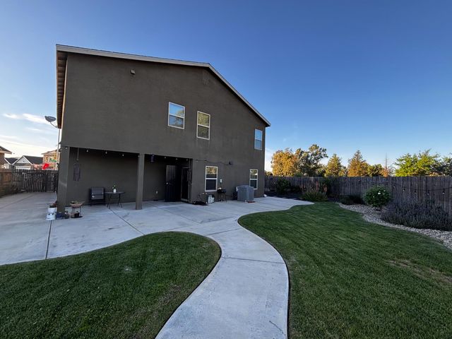 1614 N Barcus Avenue, Fresno, CA 93722