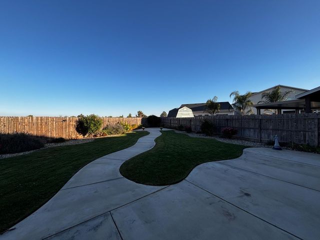 1614 N Barcus Avenue, Fresno, CA 93722