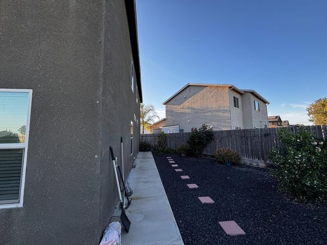 1614 N Barcus Avenue, Fresno, CA 93722