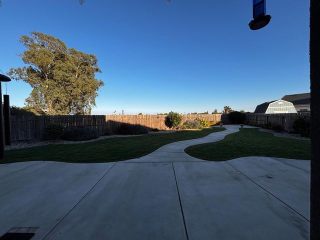 1614 N Barcus Avenue, Fresno, CA 93722