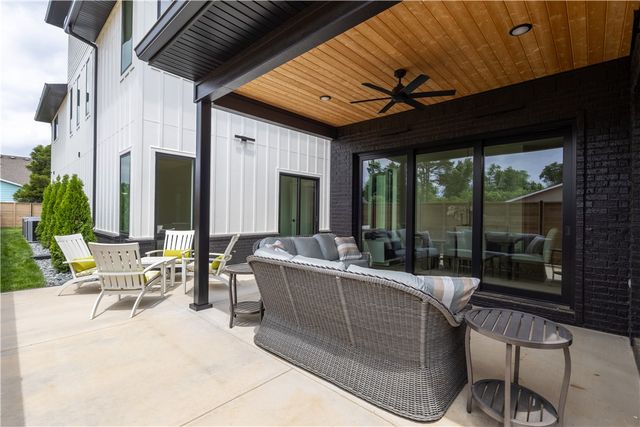 212 SW Glover Street, Bentonville, AR 72712