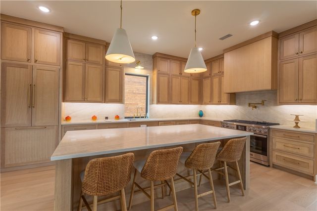 212 SW Glover Street, Bentonville, AR 72712