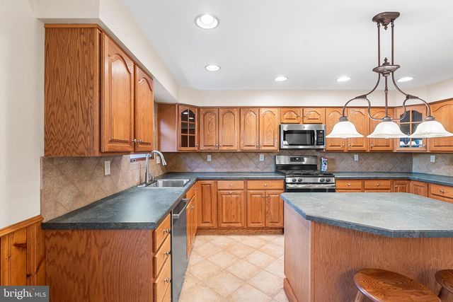 7 PELHAM RD, Marlton, NJ 08053