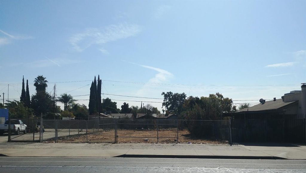 Image 1 of property listing at 4736 E Kings Canyon Road, Fresno, CA 93702