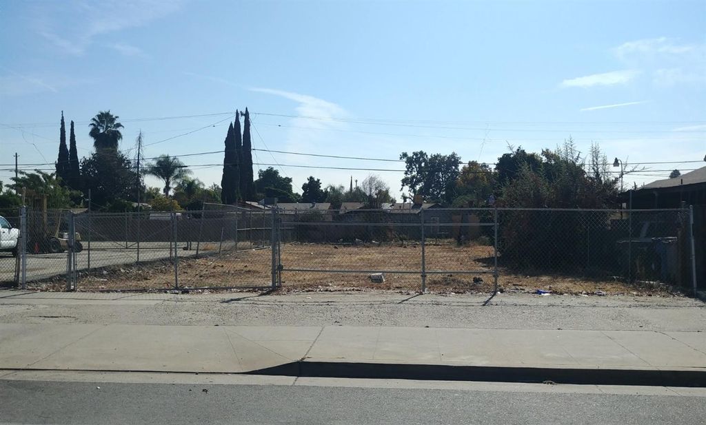 Image 2 of property listing at 4736 E Kings Canyon Road, Fresno, CA 93702