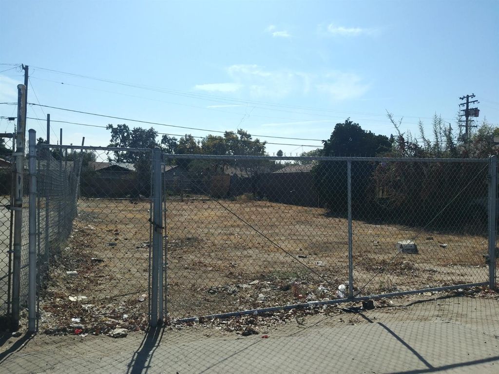 Image 3 of property listing at 4736 E Kings Canyon Road, Fresno, CA 93702