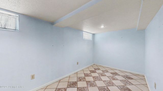 4906 Paramount Dr, Louisville, KY 40258