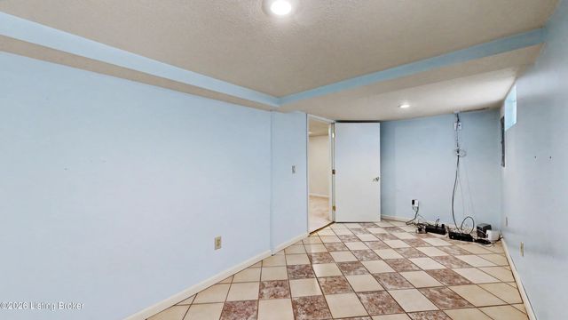 4906 Paramount Dr, Louisville, KY 40258