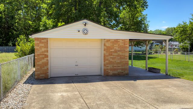 4906 Paramount Dr, Louisville, KY 40258
