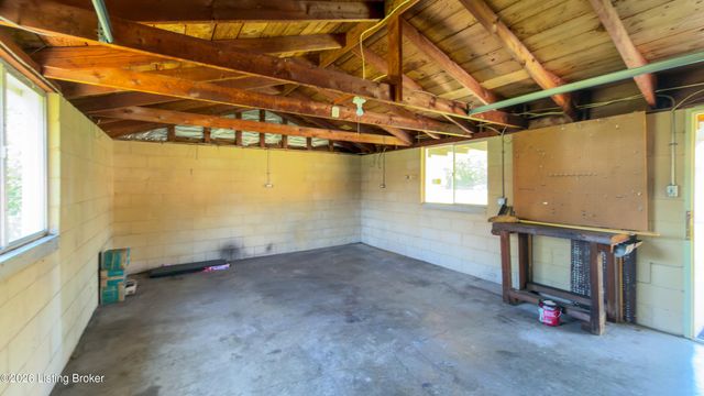 4906 Paramount Dr, Louisville, KY 40258