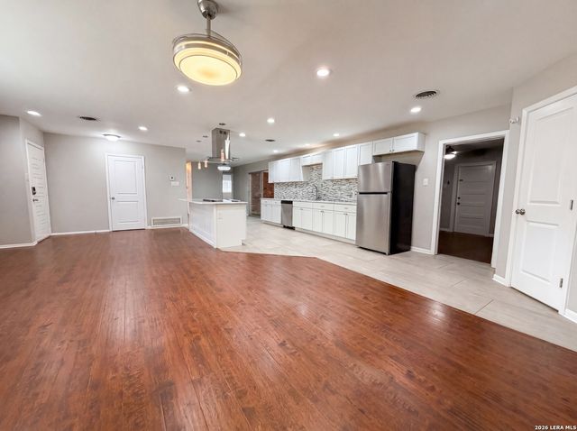 1118 MELISSA DR, San Antonio, TX 78213