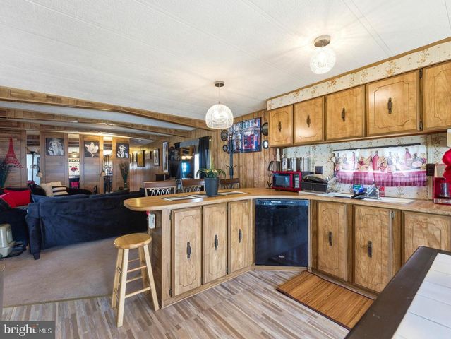 1 FOREST DR, East Windsor, NJ 08520