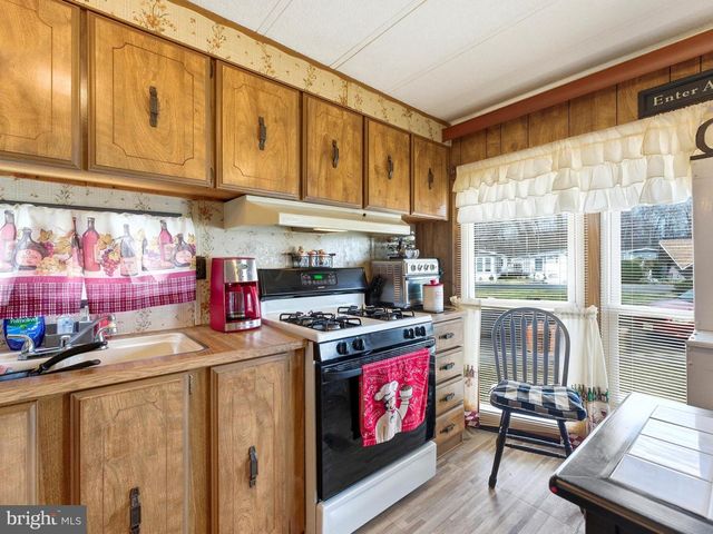 1 FOREST DR, East Windsor, NJ 08520