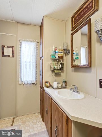 1 FOREST DR, East Windsor, NJ 08520