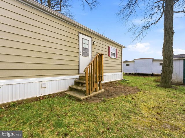 1 FOREST DR, East Windsor, NJ 08520