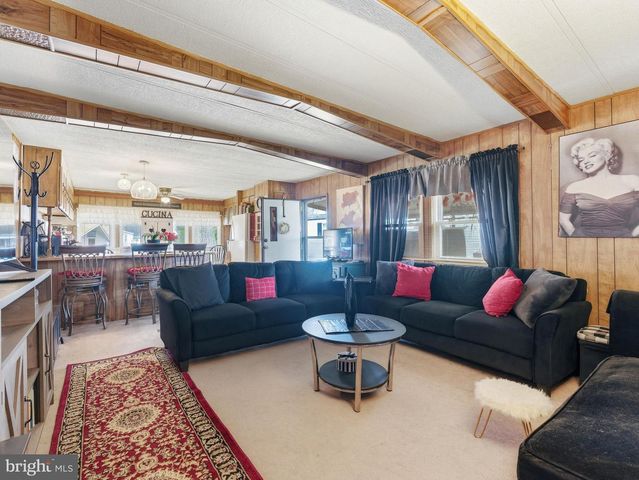 1 FOREST DR, East Windsor, NJ 08520