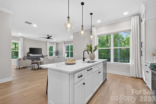 3883 12th Street NE, Hickory, NC 28601