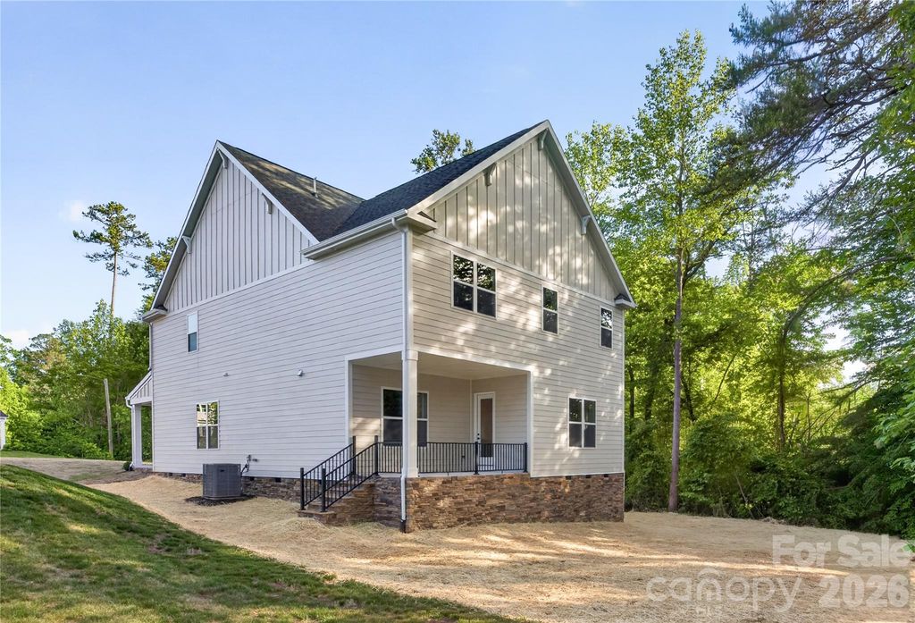 3883 12th Street NE, Hickory, NC 28601