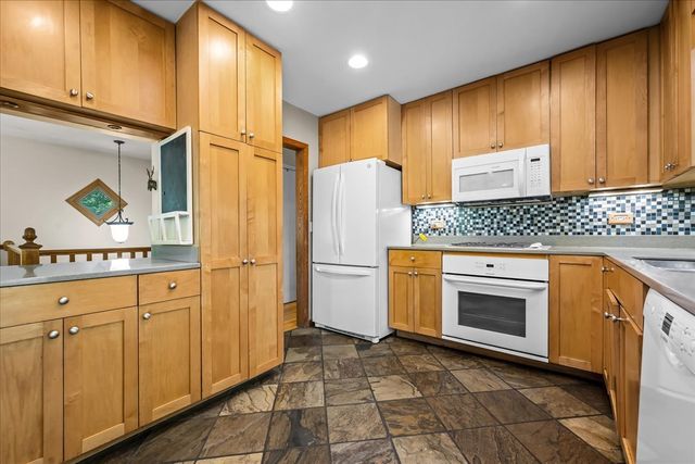 711 Quassey Avenue, Lake Bluff, IL 60044