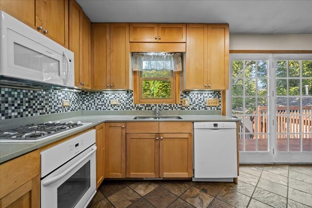 711 Quassey Avenue, Lake Bluff, IL 60044