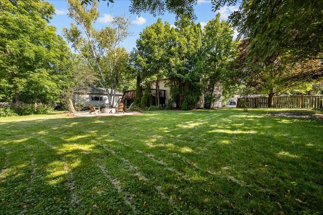 711 Quassey Avenue, Lake Bluff, IL 60044