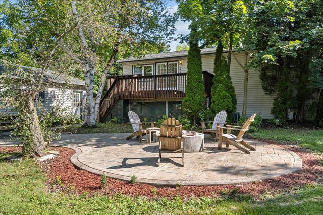 711 Quassey Avenue, Lake Bluff, IL 60044