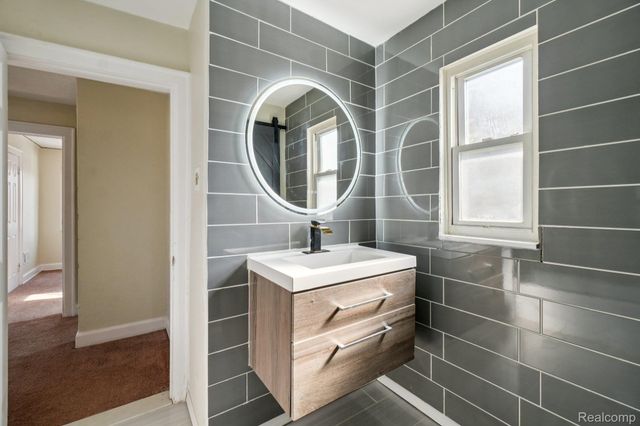 18238 Santa Rosa Drive, Detroit, MI 48221