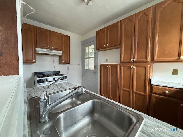 16 Clifton Avenue, Waterbury, CT 06710