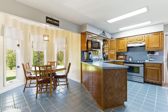 7203 Ben Franklin Ct, Louisville, KY 40214
