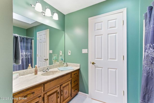 7203 Ben Franklin Ct, Louisville, KY 40214