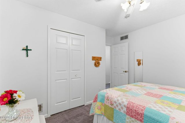 7203 Ben Franklin Ct, Louisville, KY 40214