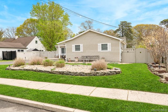 21 Eisenhower Road, Centereach, NY 11720
