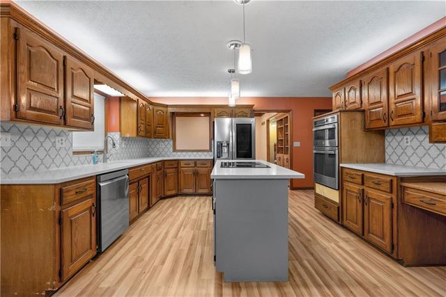 1028 SE Bordner Drive, Lee's Summit, MO 64081