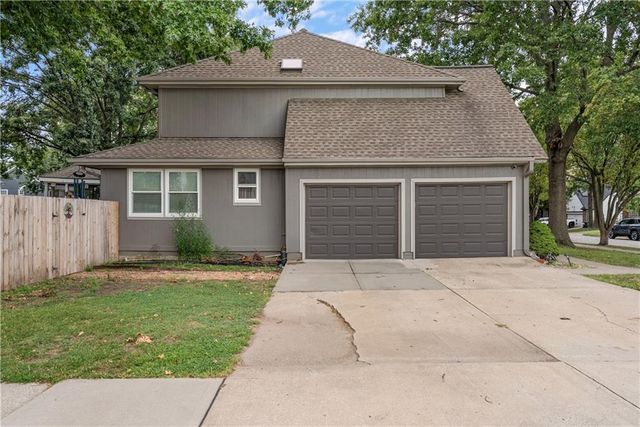 1028 SE Bordner Drive, Lee's Summit, MO 64081