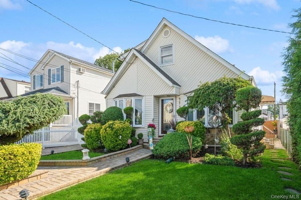 977 Third Avenue, Franklin Square, NY 11010 — exterior