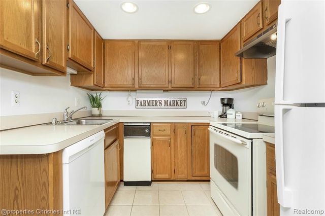 19710 W 13 Mile Road 101, Beverly Hills, MI 48025