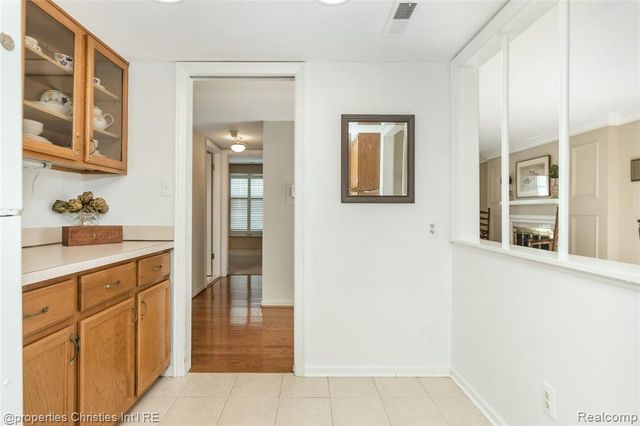 19710 W 13 Mile Road 101, Beverly Hills, MI 48025