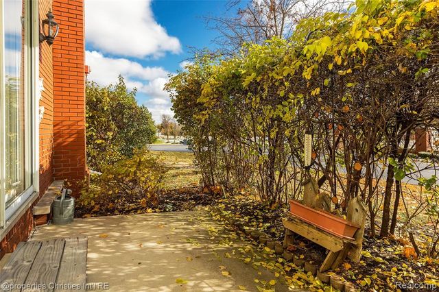 19710 W 13 Mile Road 101, Beverly Hills, MI 48025