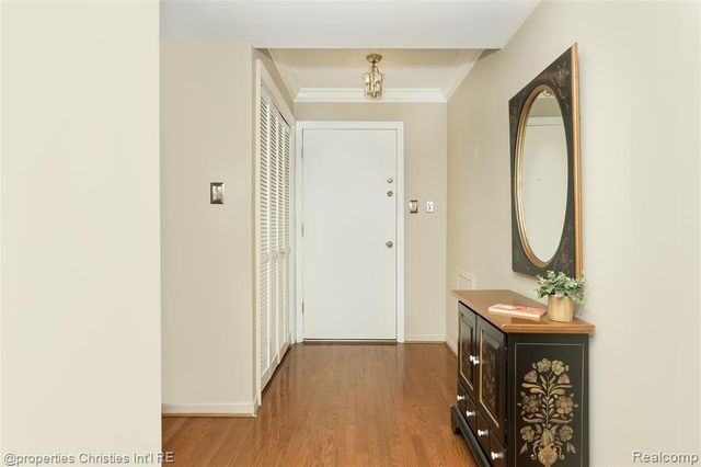 19710 W 13 Mile Road 101, Beverly Hills, MI 48025