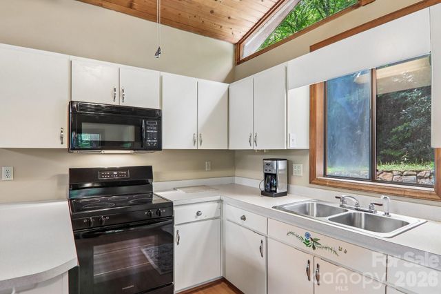 21 Wild Bird Lane, Maggie Valley, NC 28751
